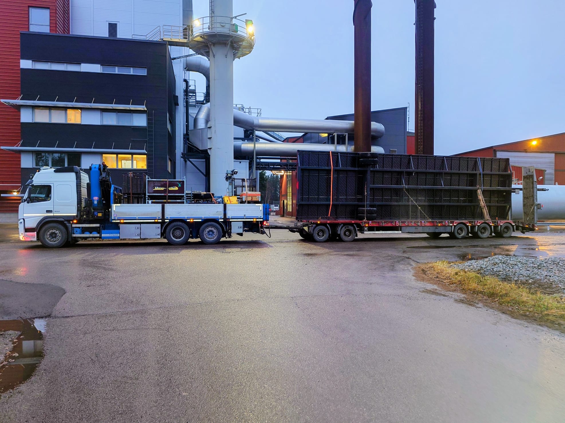 Sovellettu kuljetus Ruotsiin. Perävaunussa oleva lavetti kuljetettiin kyljellään, näin kuljetus oli maantielaillinen ilman etuautoa.